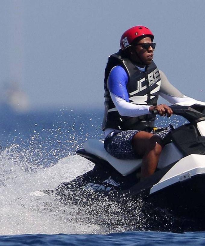 Jay Z Jet Skiing Is The July 4 Meme You Ve Been Looking For