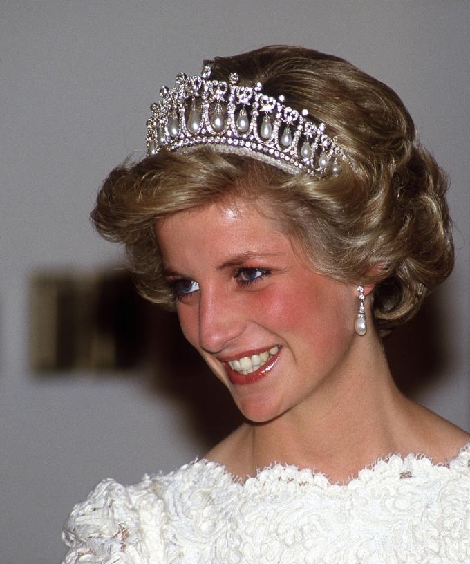 The Crown Officially Has Its Young Princess Diana