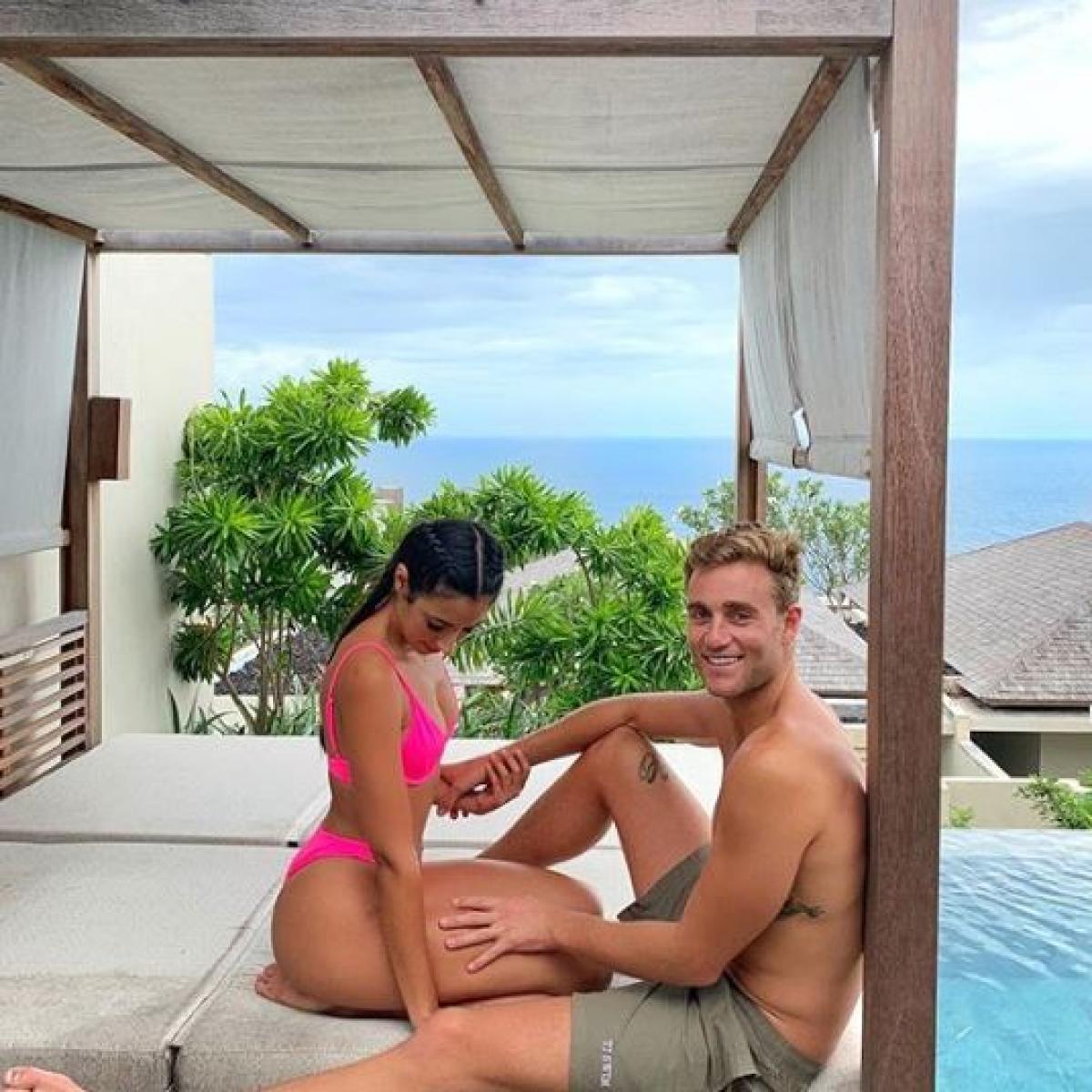 Love Island S Amelia And Josh S Awkward Insta Pic