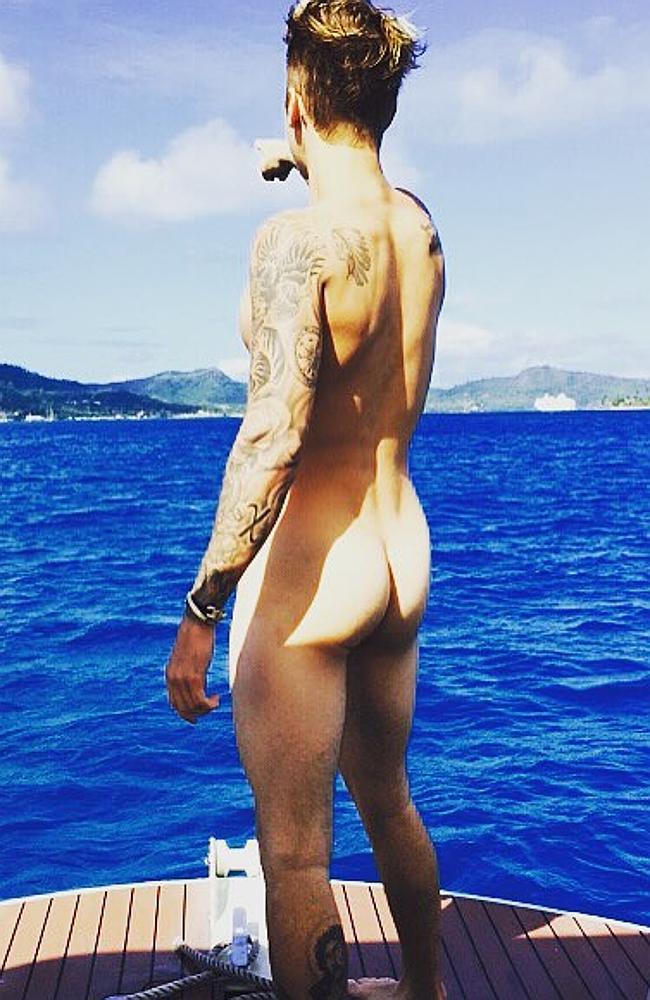 Justin Bieber Uncensored Naked Pictures Finally Revealed As He Strips Off