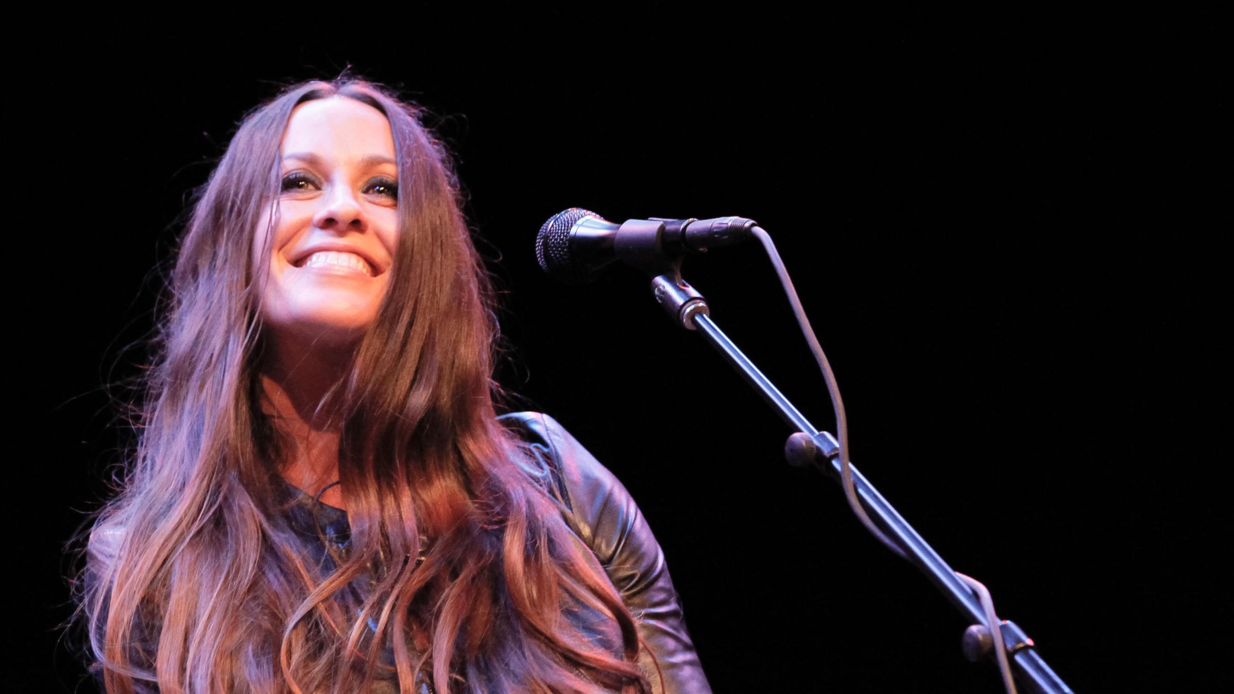 Alanis Morrissette S Chopped Her Hair Off In Brand New Style