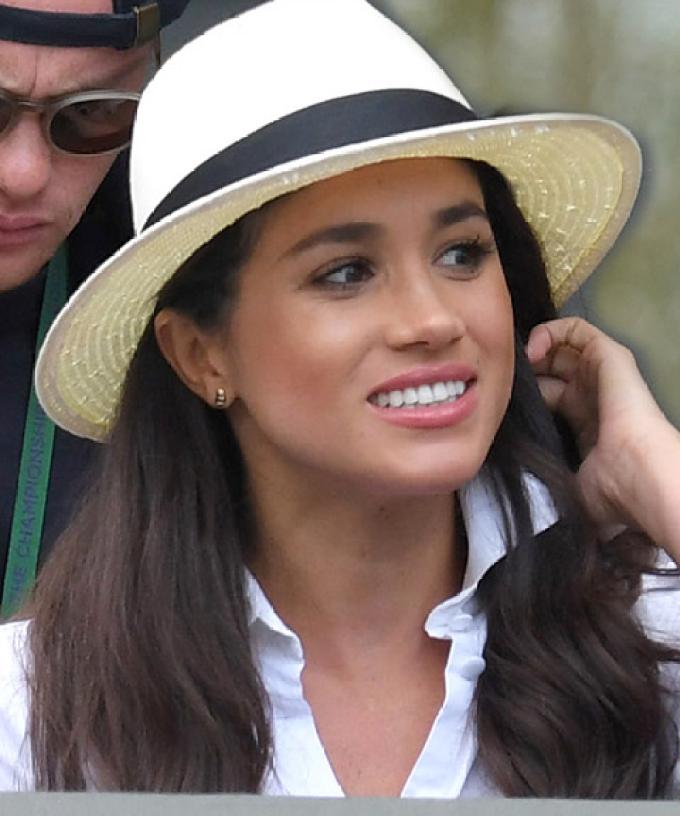 We Now Have The First Pic Of Prince Harry & Meghan Markle!
