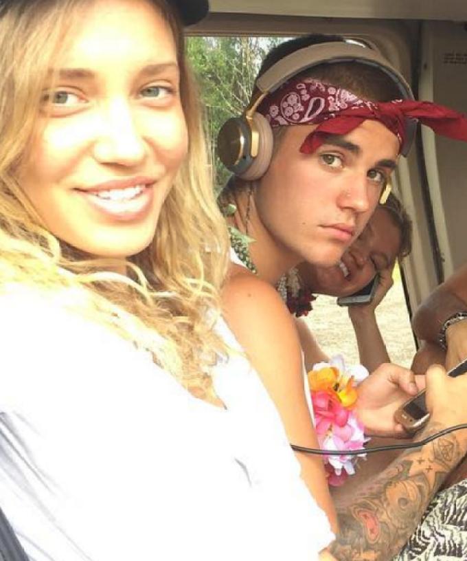 Justin Bieber takes selfie as he relaxes shirtless on 