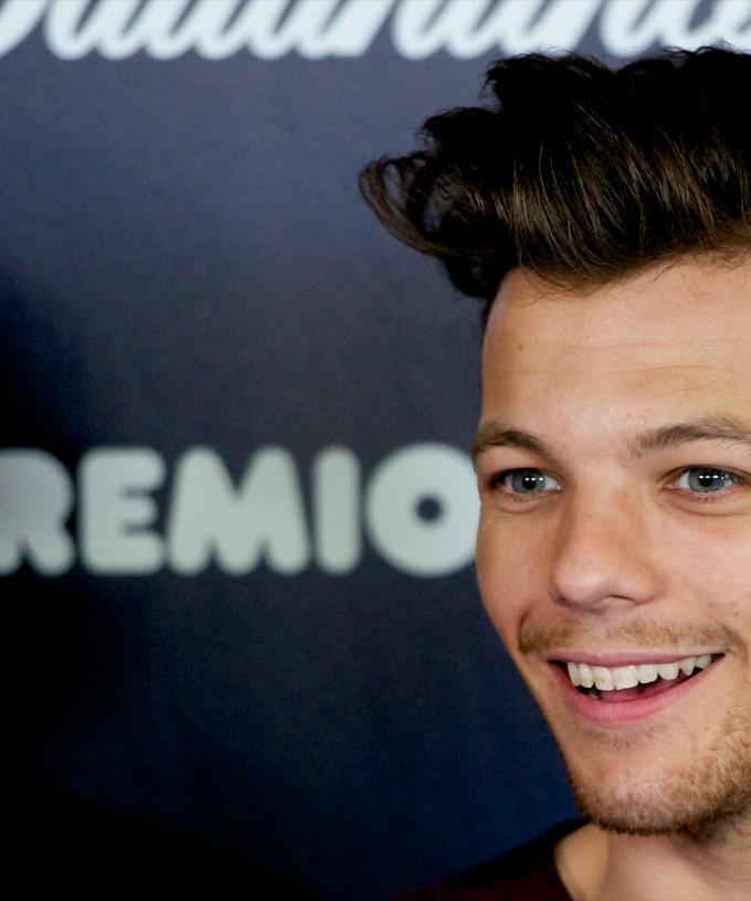One Direction S Louis Tomlinson Seen With Suspicious Cigarette