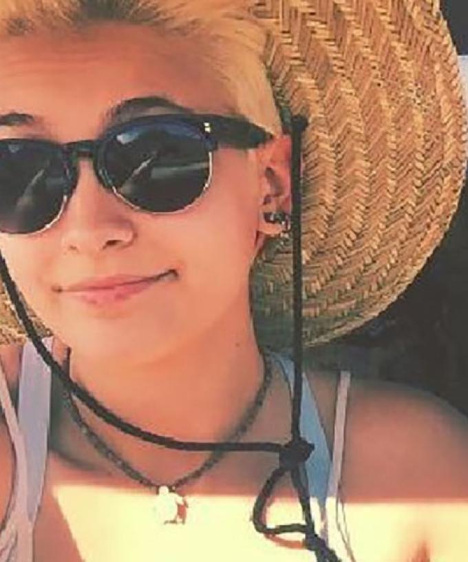 Fans Hysterical As Paris Jackson S Selfie Seems To Show Mj