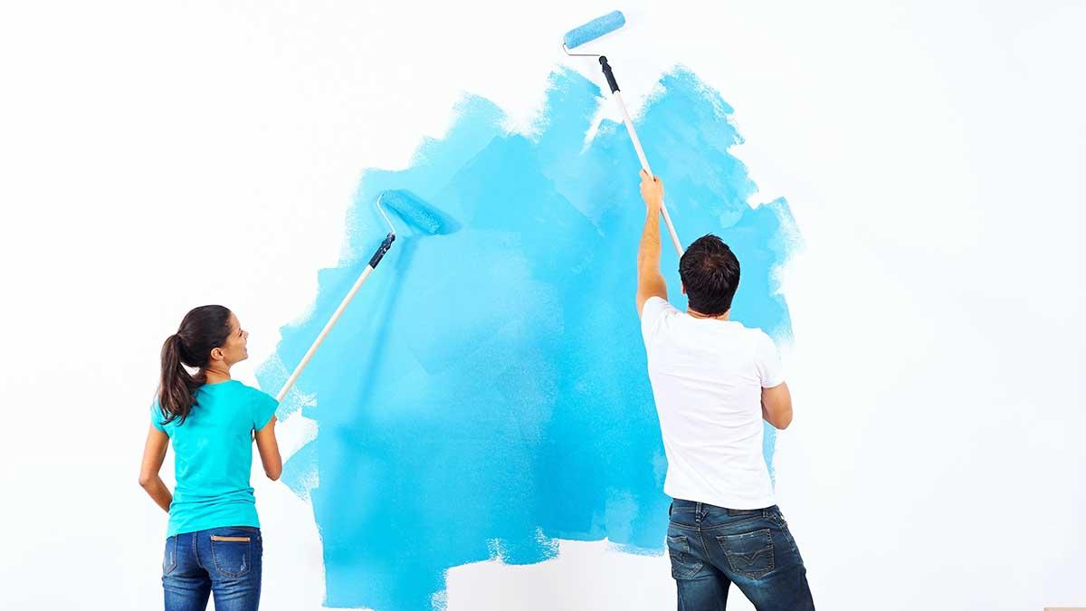 человек красит стену валиком. водоэмульсионная краска для стен. человек который красит стены. человек красит дом. человек красит стену.