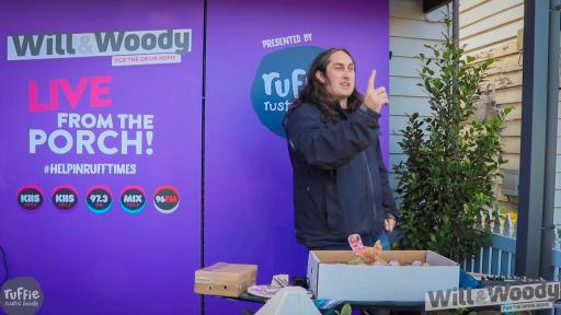 There's Only One Ross Noble... And He's Performing On A Porch!