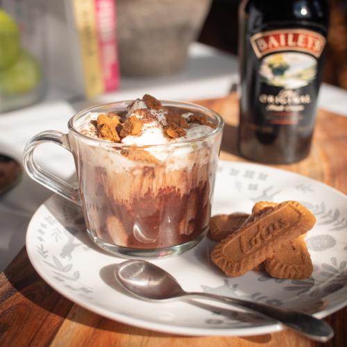 Here's How To Make An Alcoholic Bailey's Biscoff Hot Chokkie