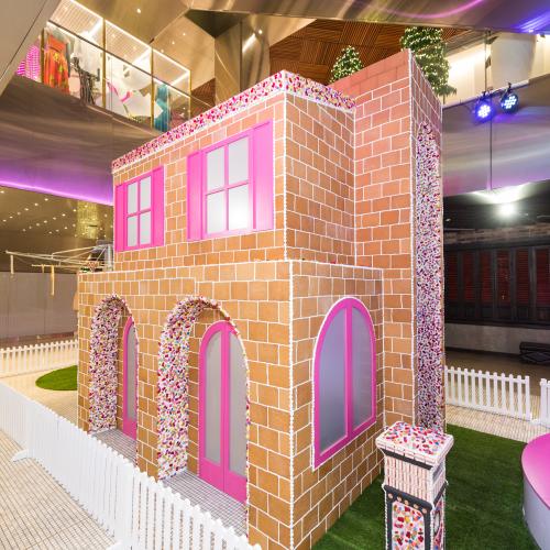 There’s Currently A Giant Interactive Gingerbread House Set Up At Westfield!