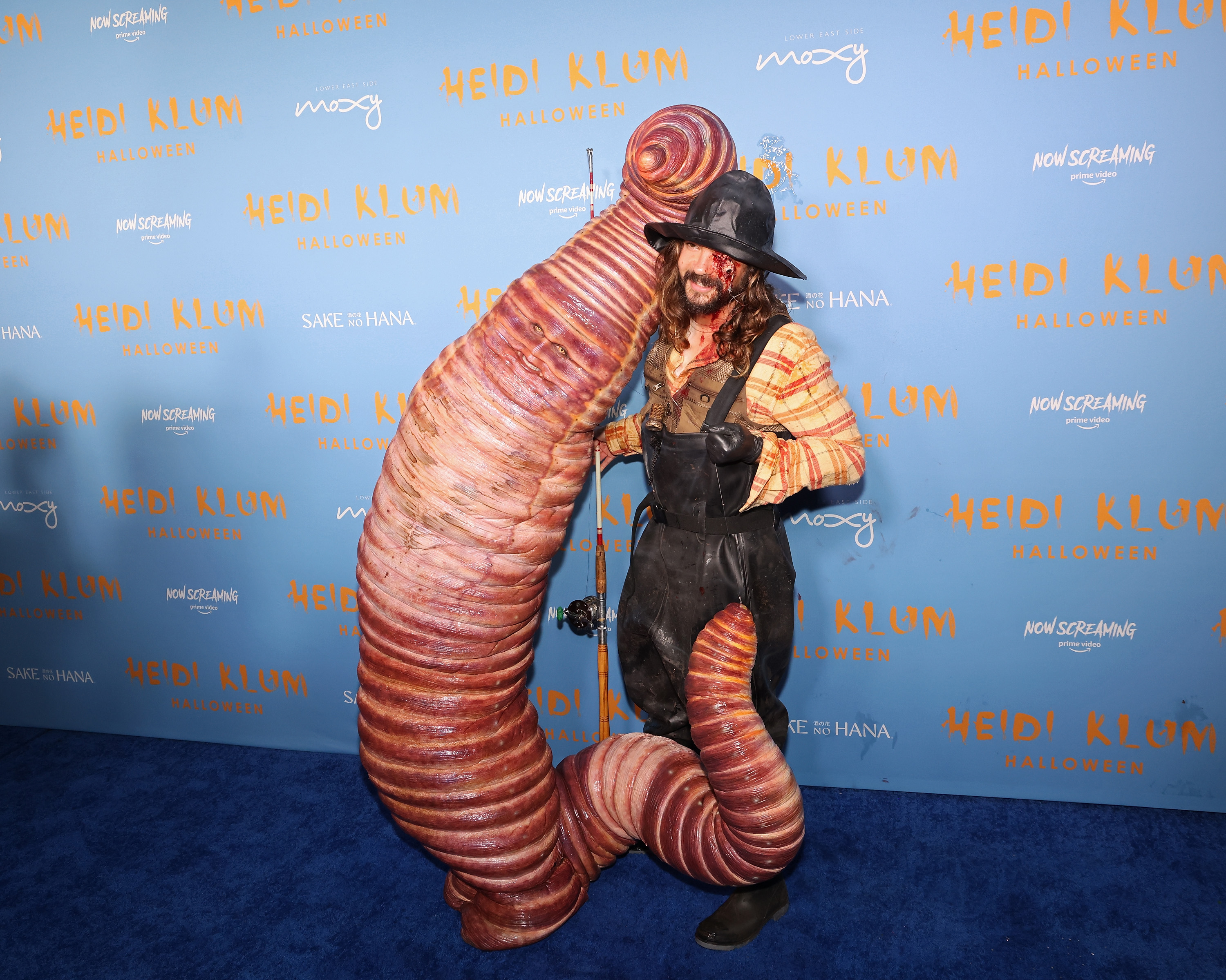 Образ червякова. Костюм червя на Хэллоуин Хайди Клум. Хайди Клум в костюме червя. Хайди Клум костюмы. Хайди Клум и том Каулитц Хэллоуин.