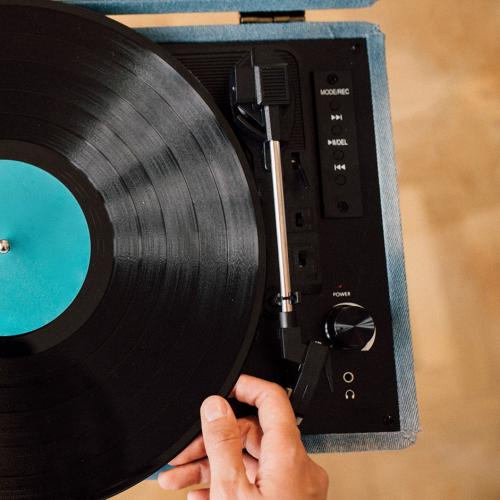 Vinyls Have Officially Become More Popular Than CDs For The First Time In 35 Years